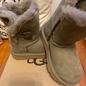 Ugg toddler bailey button II antelope size 8